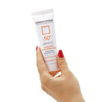 ضد آفتاب رنگی هیدرا SPF50 درماتیپیک مناسب پوست خشک