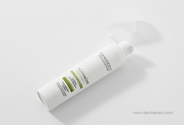 کرم آبرسان و مات کننده پوست چرب درمدیک